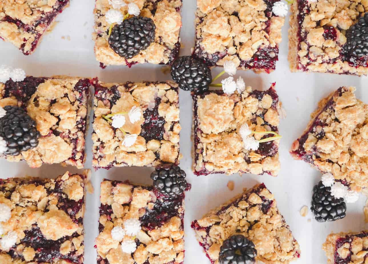 blackberry bars with an oat crumble topping