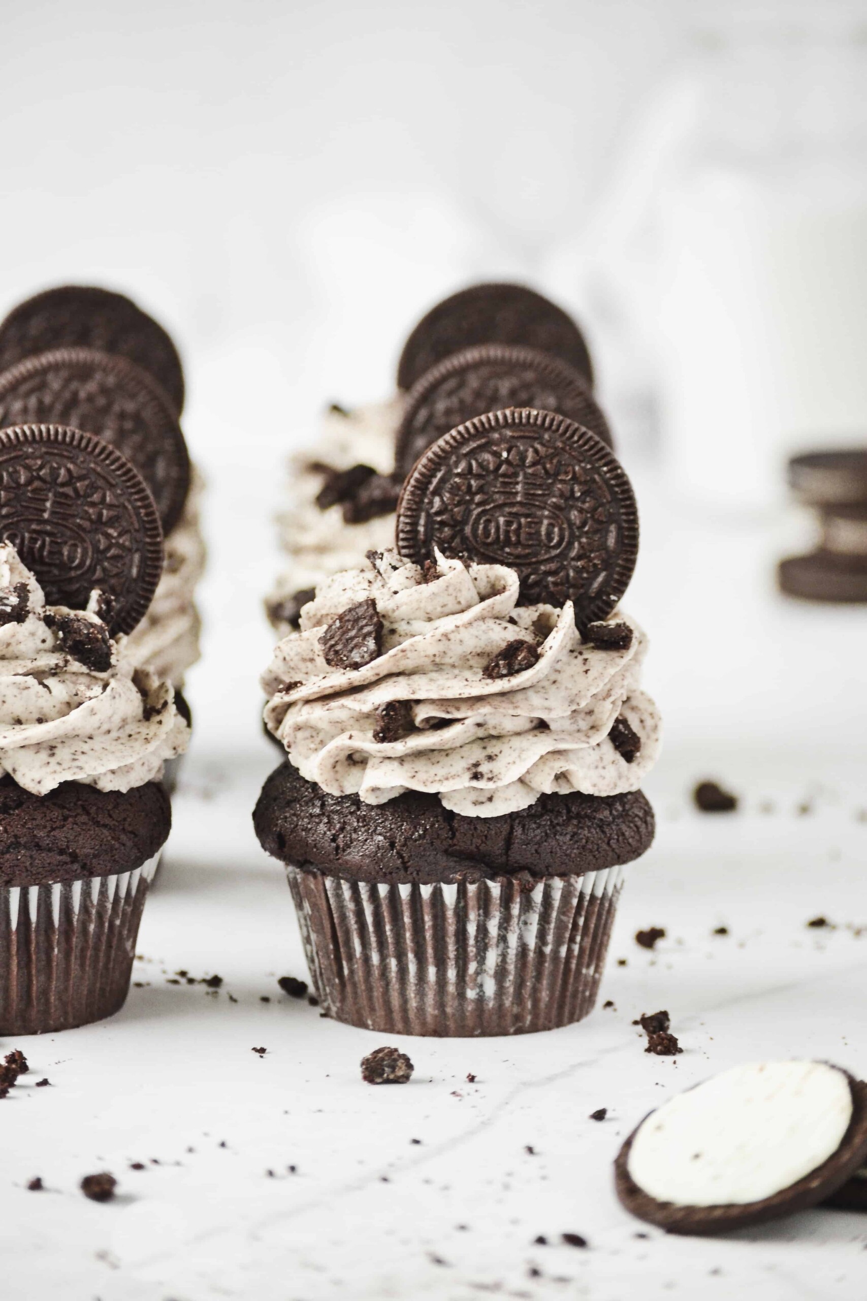 Oreo cupcake with cookies and cream frosting