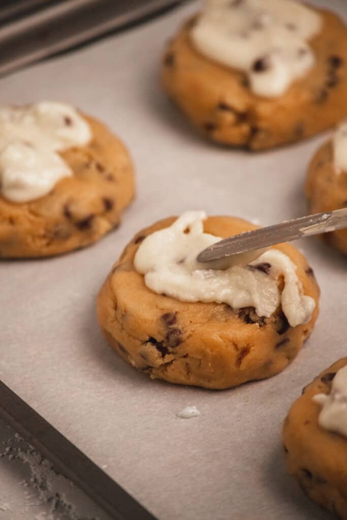 filling cookies with cannoli cream